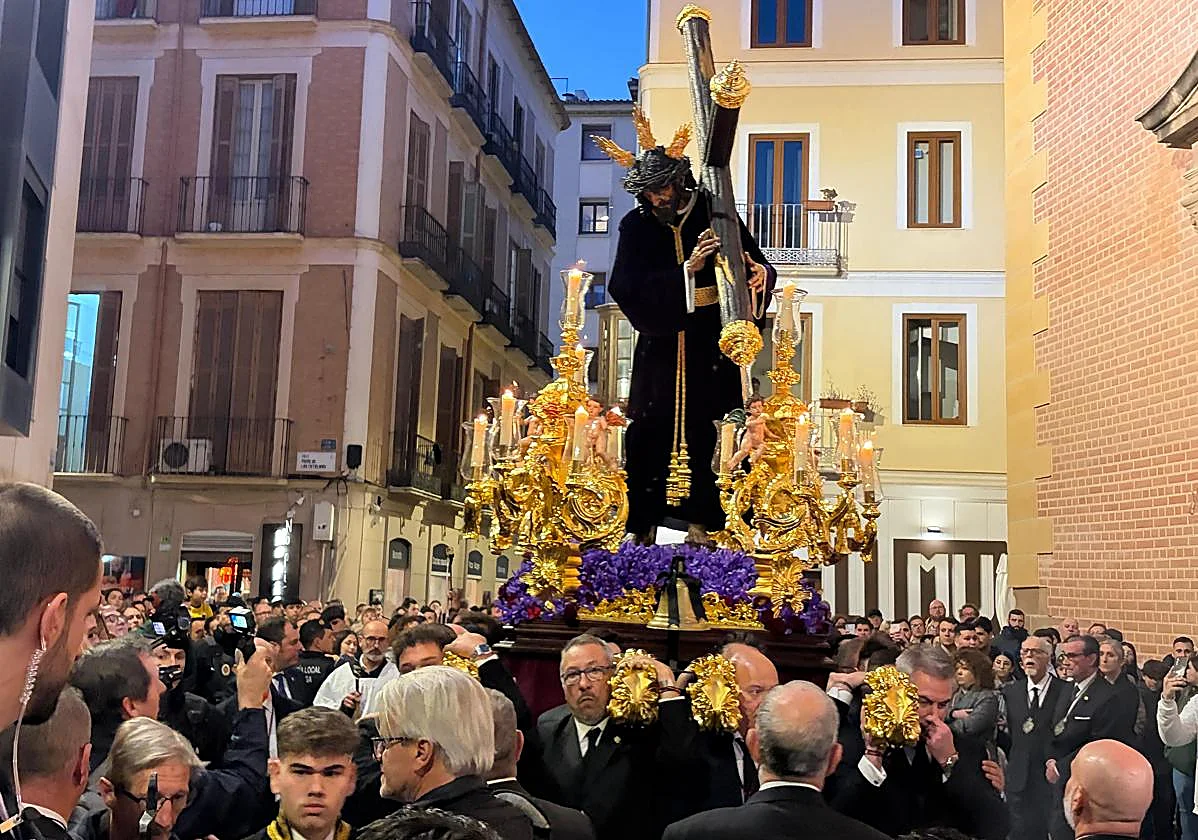 El Nazareno de Viñeros recorre el Centro de Málaga para protagonizar el vía crucis de la Agrupación de Cofradías