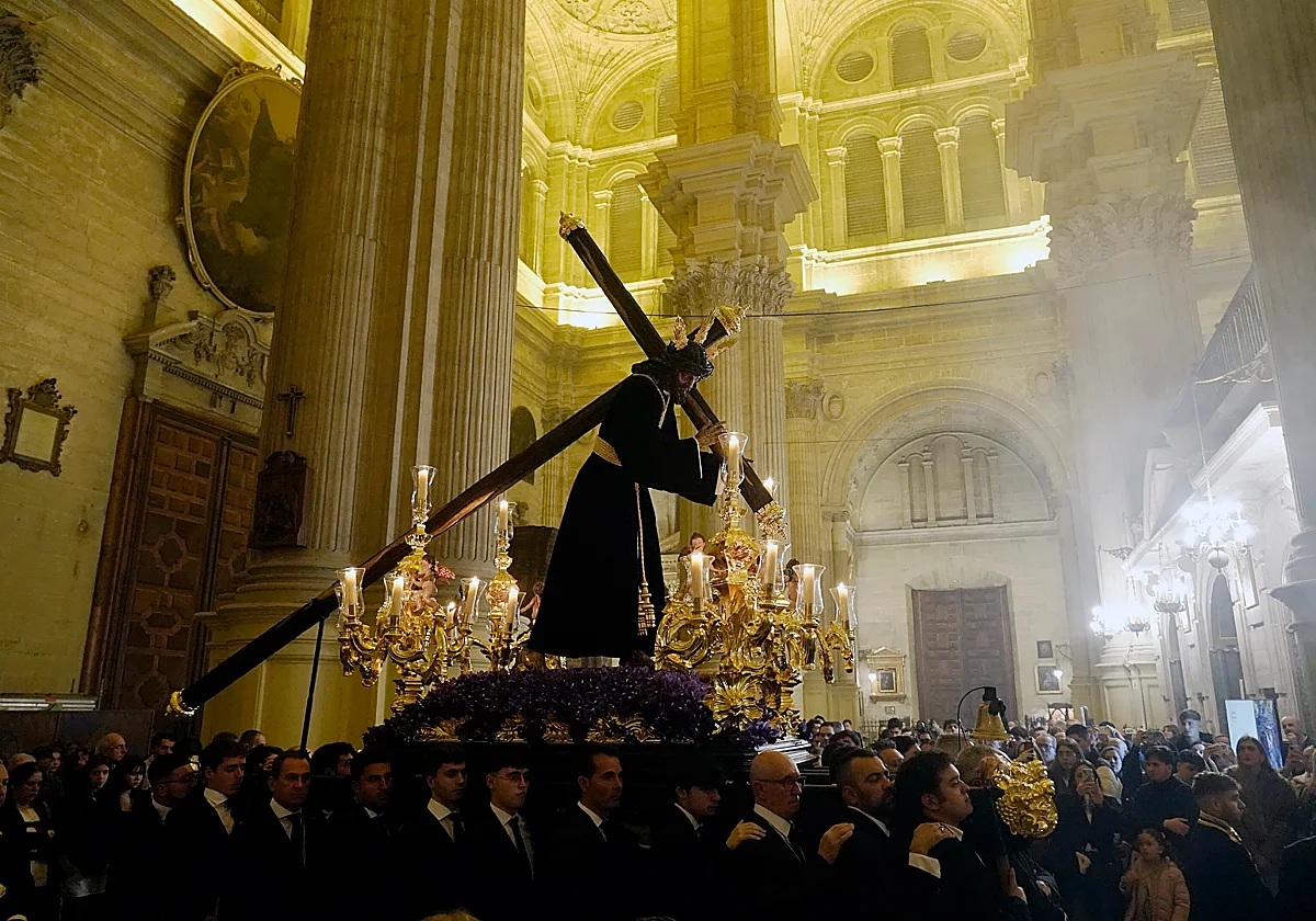 El Nazareno de Viñeros impone silencio y sobriedad en el vía crucis que abre la Cuaresma Málaga
