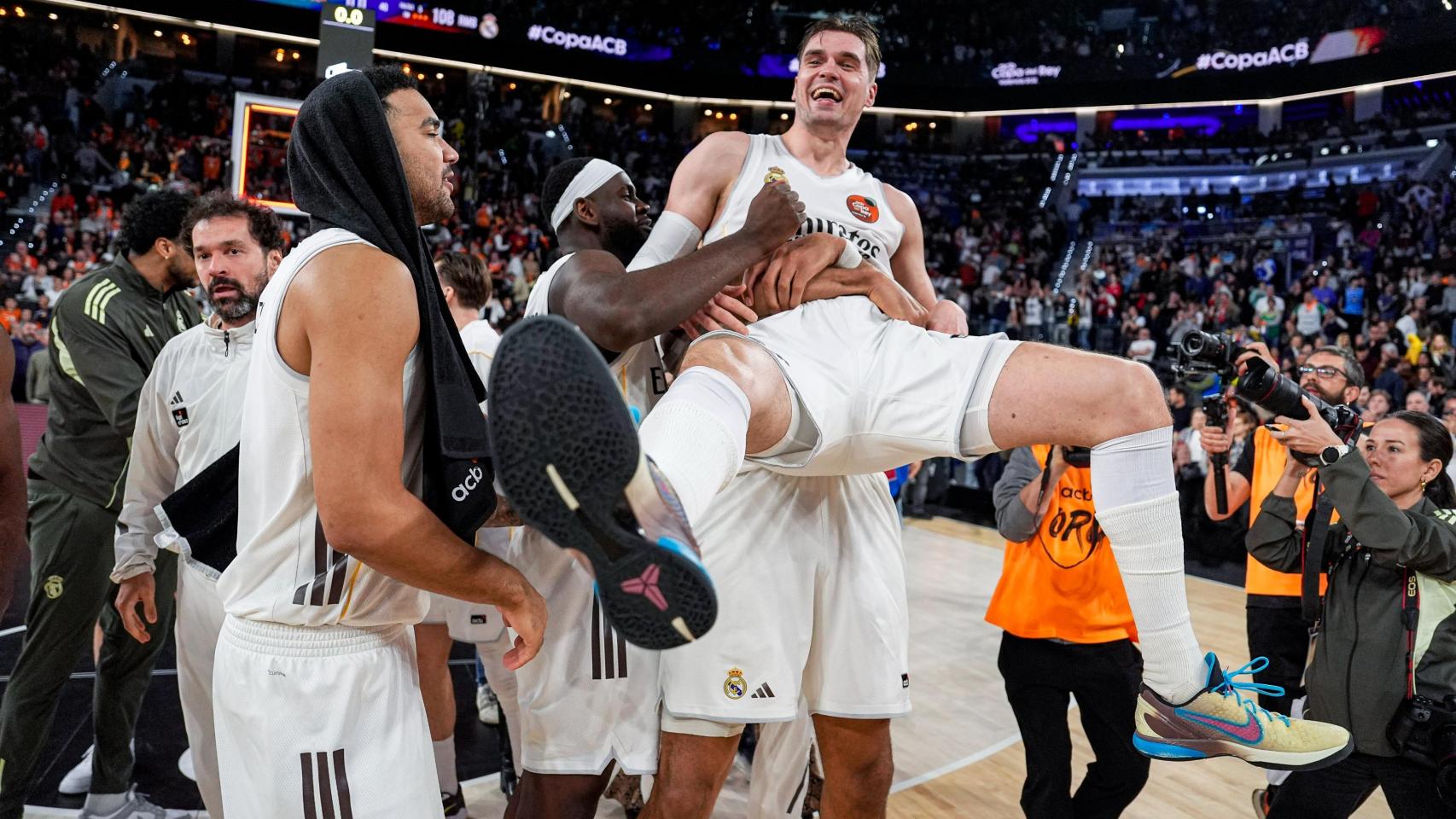 Hezonja guía al Real Madrid a la final de la Copa del Rey tras imponerse en una histórica semifinal al Valencia Basket