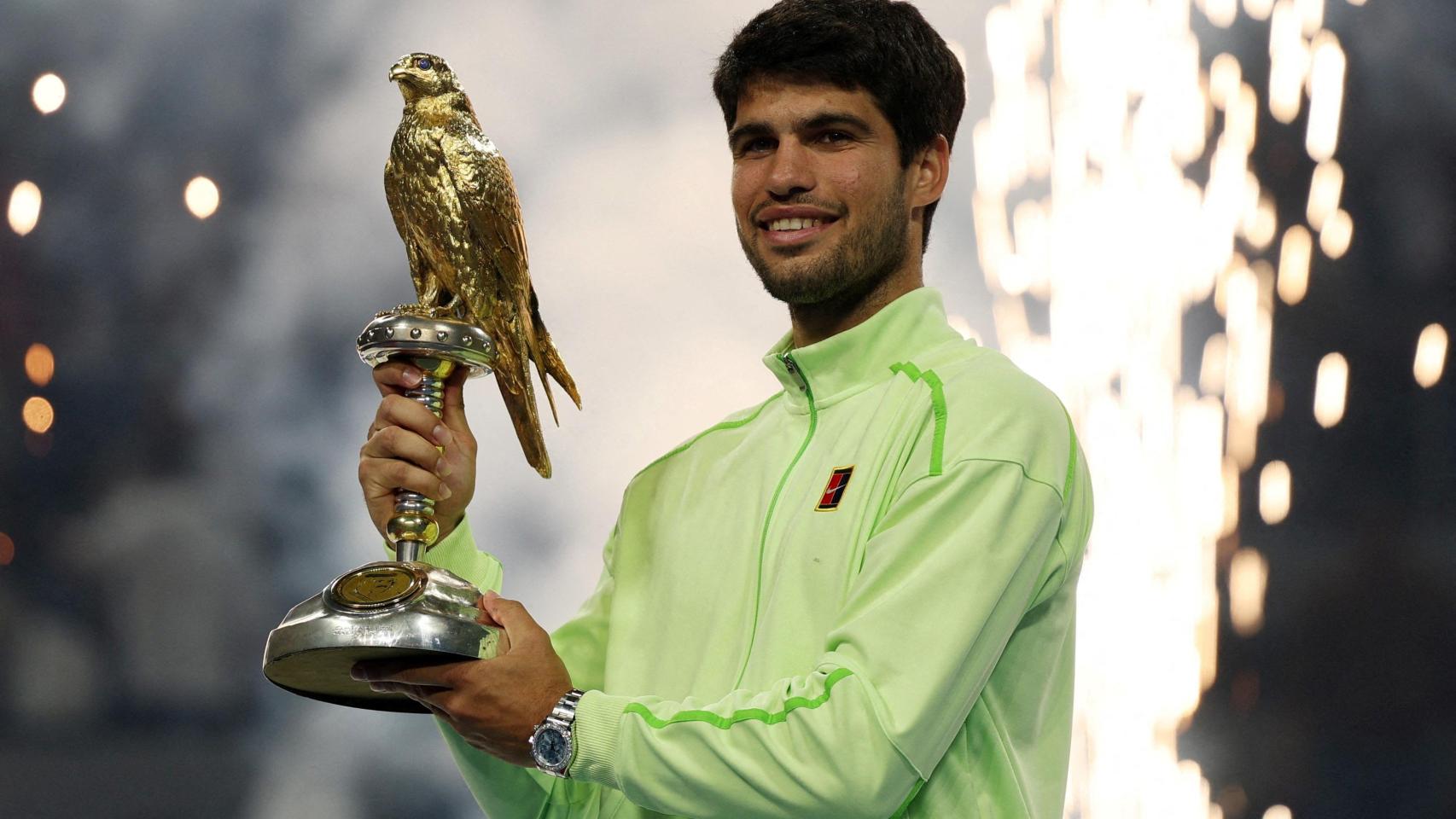 Carlos Alcaraz gana el ATP 500 de Doha por primera vez en su carrera tras imponerse con contundencia a Arthur Fils