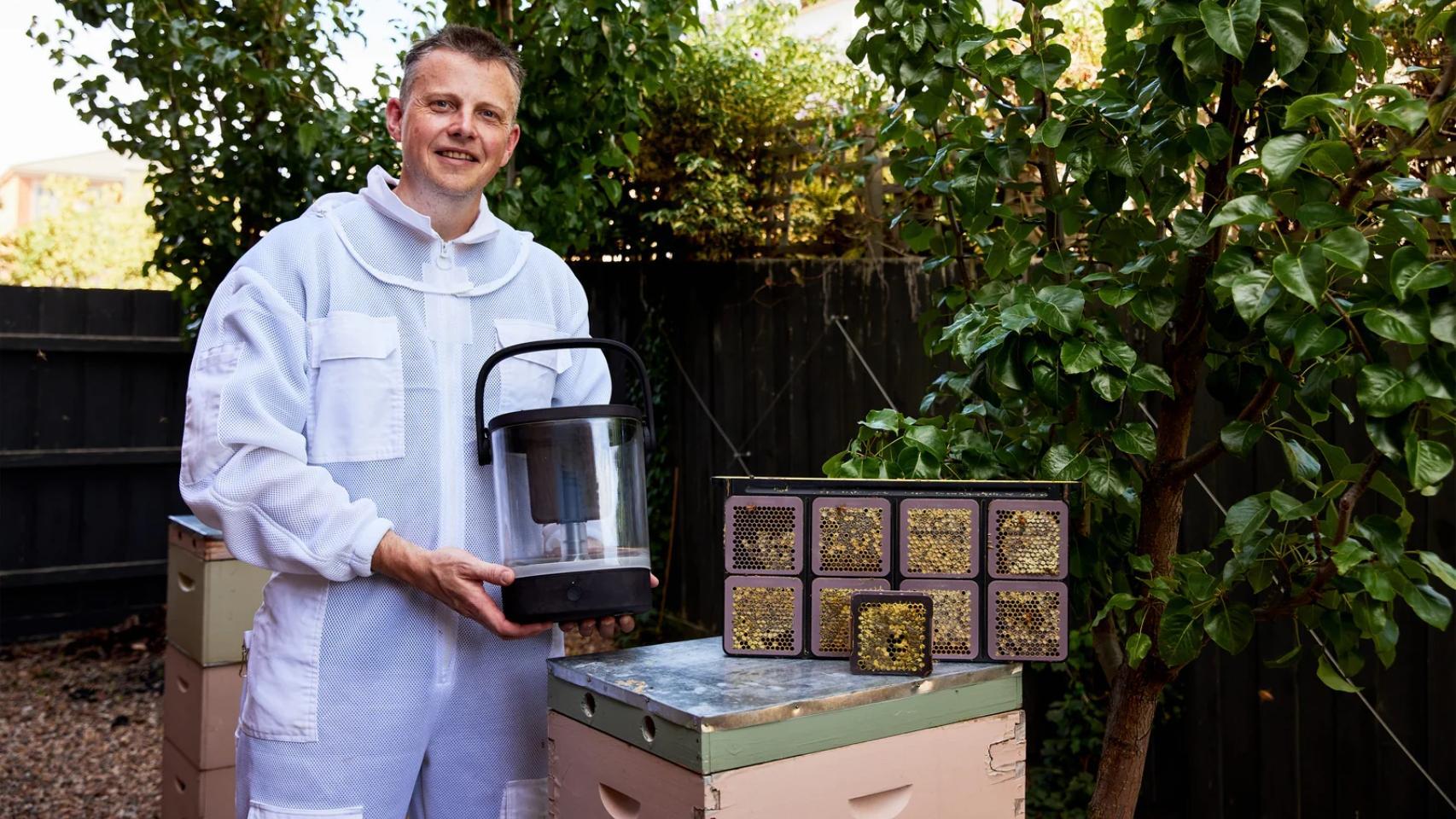 El invento de Simon para que cualquiera se convierta en apicultor: cuida de las abejas y cosecha miel en sólo 5 minutos