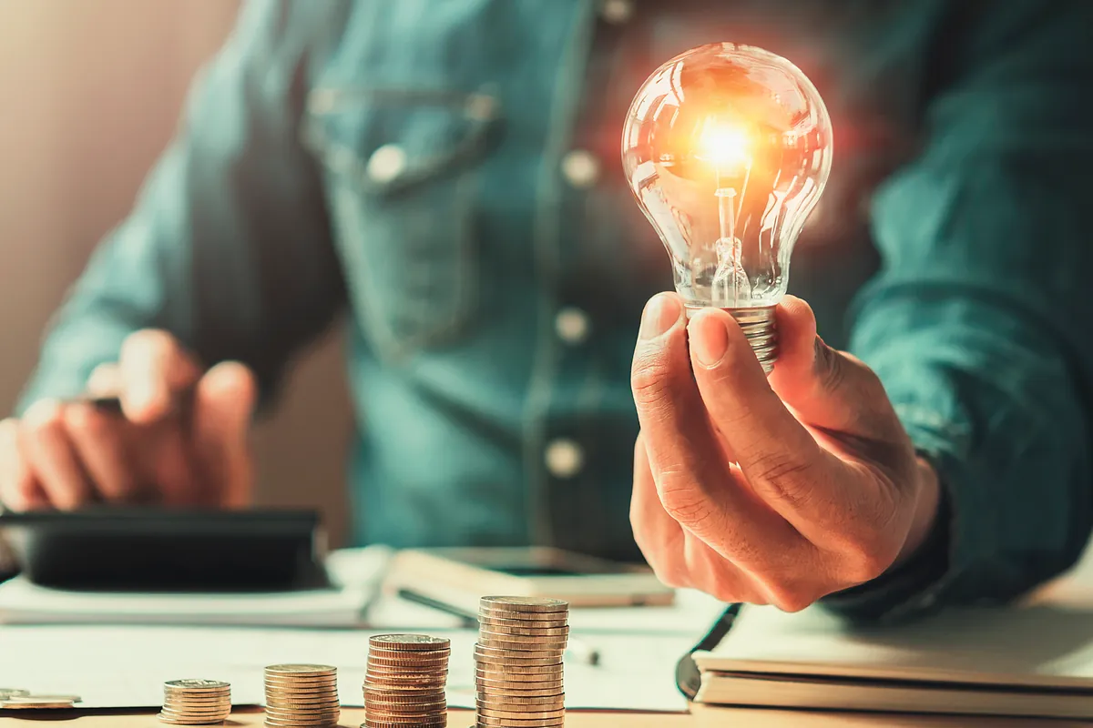 El PVPC baja más de un 20% en febrero y es cerca de un 30% más barato que un año antes