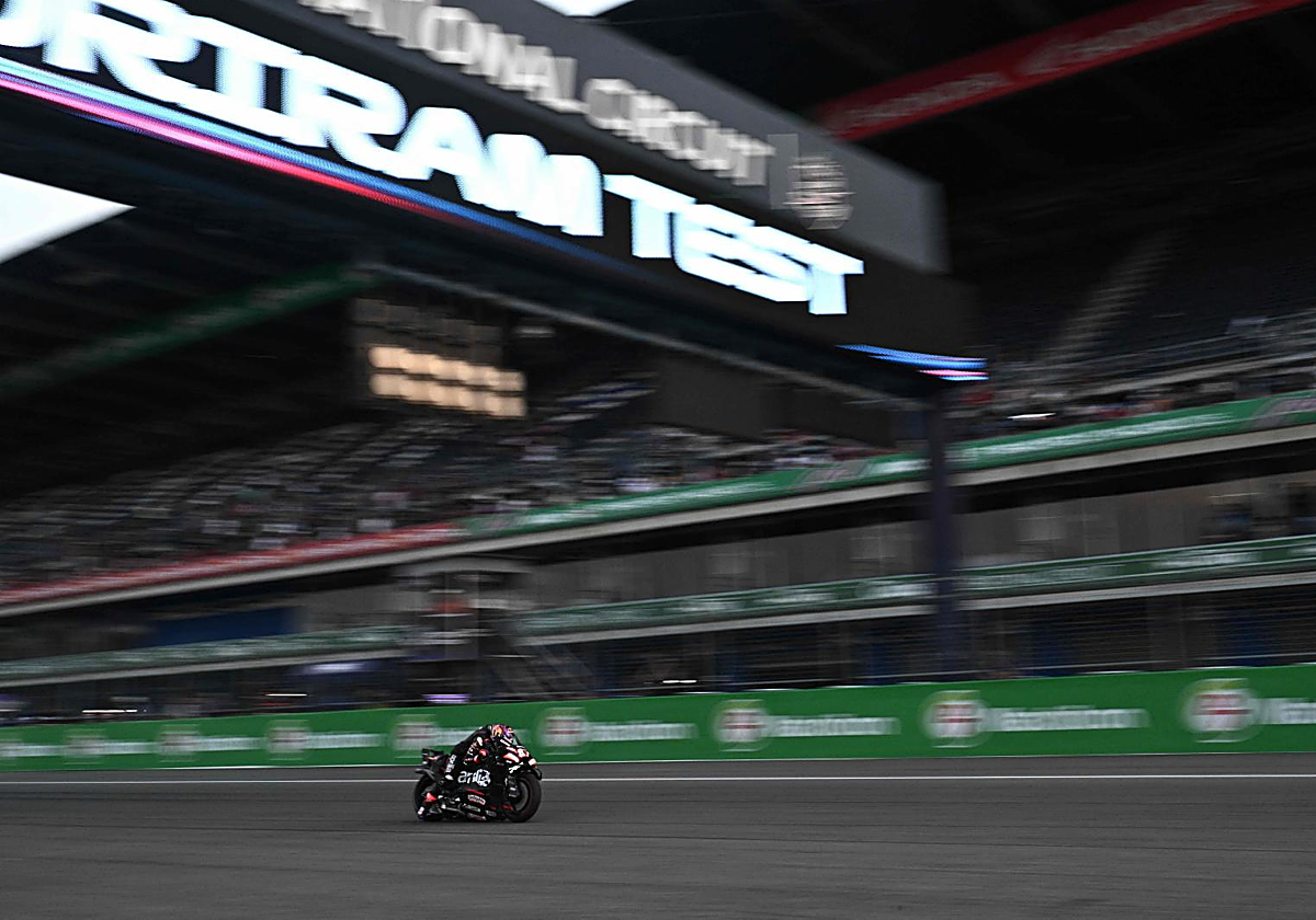 Las Aprilia plantan cara a un Márquez lastrado por un virus y que sumó otra caída