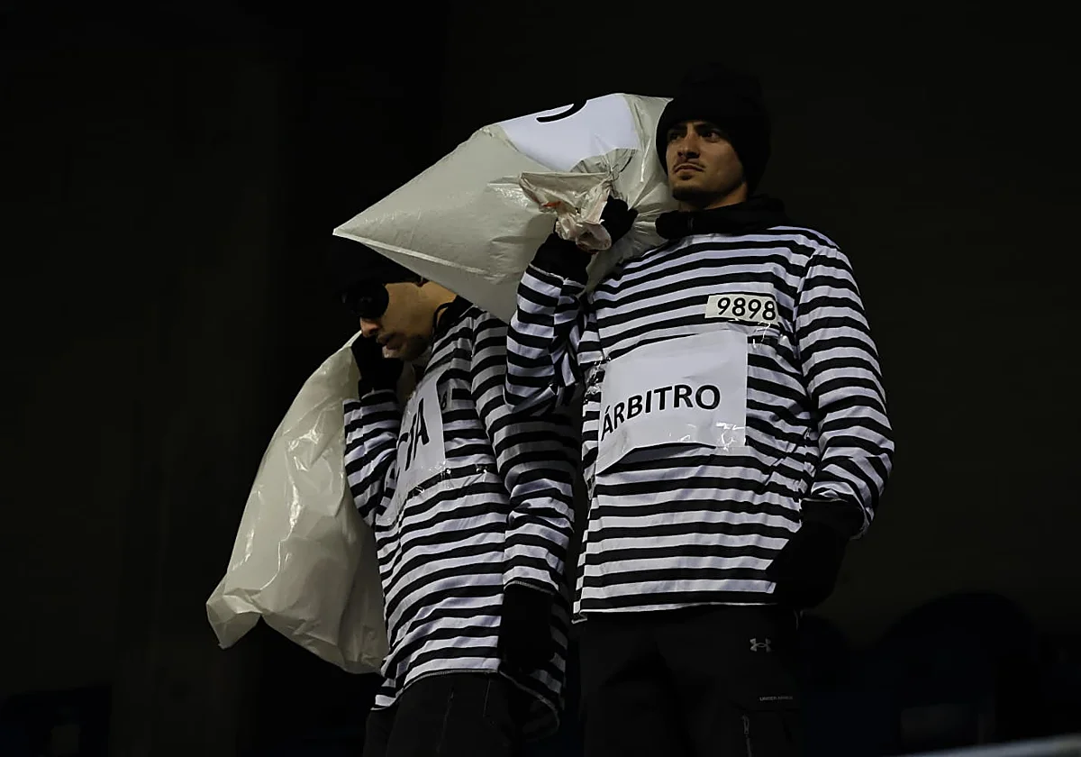 La grada de animación del Málaga protesta por los últimos arbitrajes