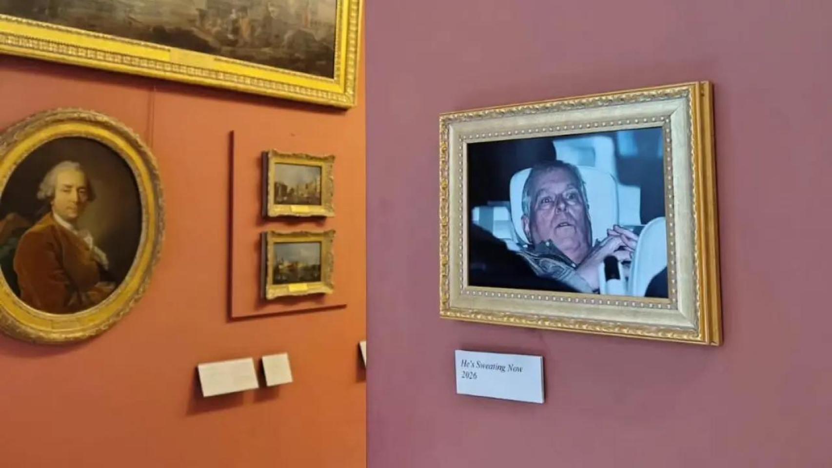 Activistas cuelgan en el Louvre la foto del expríncipe Andrés en el coche tras su arresto