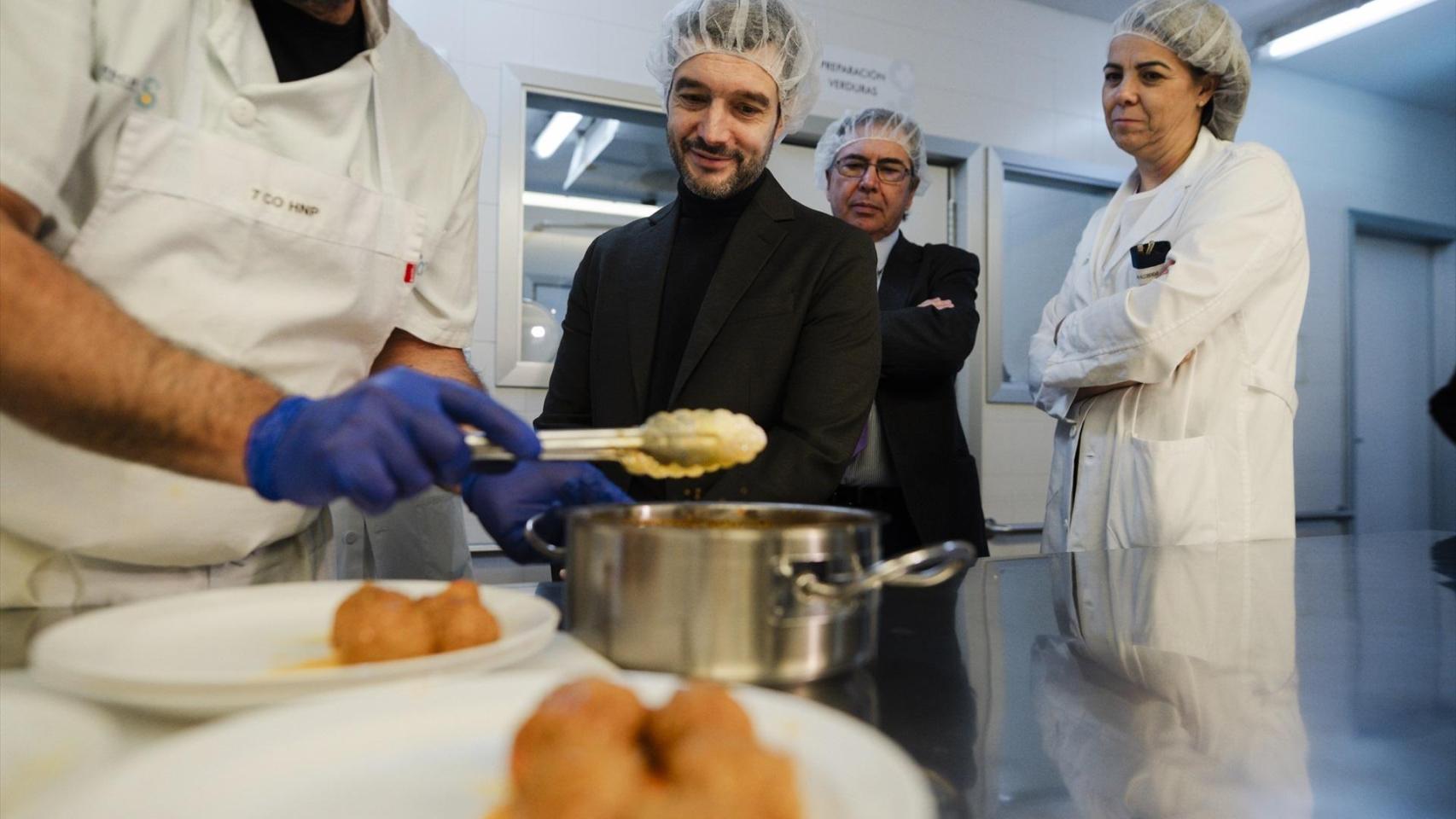 Bustinduy quiere prohibir ahora la publicidad de alimentos insanos y la venta de bebidas energéticas a menores de 16