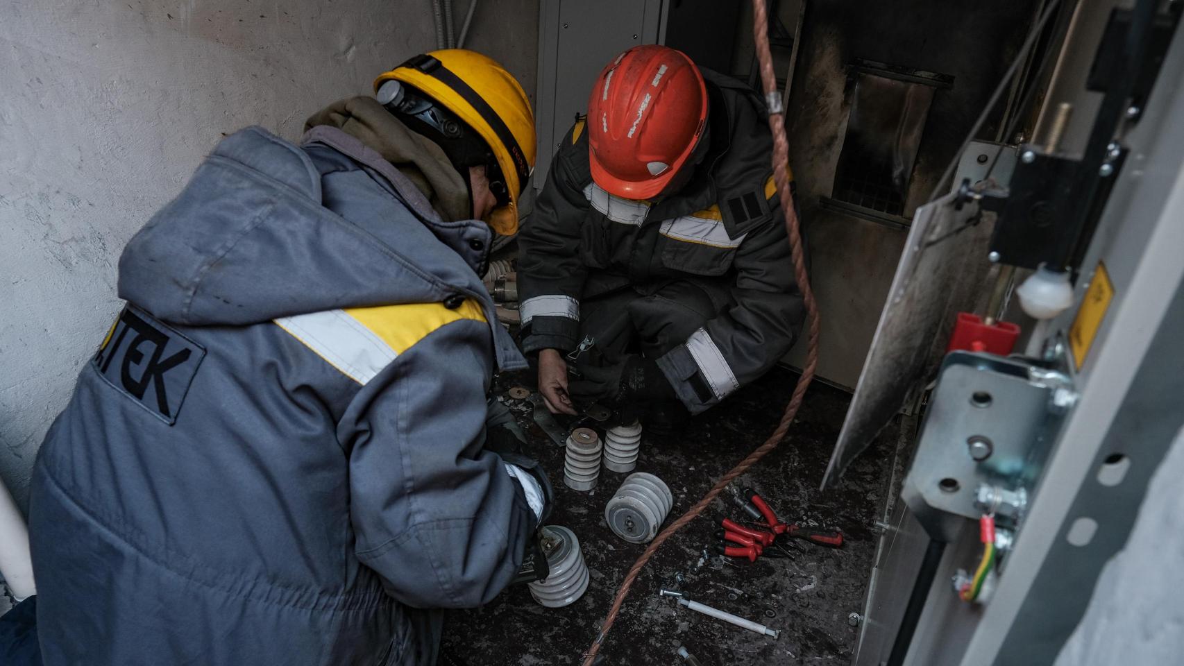 El otro ejército de Ucrania: los operarios civiles que reparan en condiciones extremas la red de energía que Putin bombardea