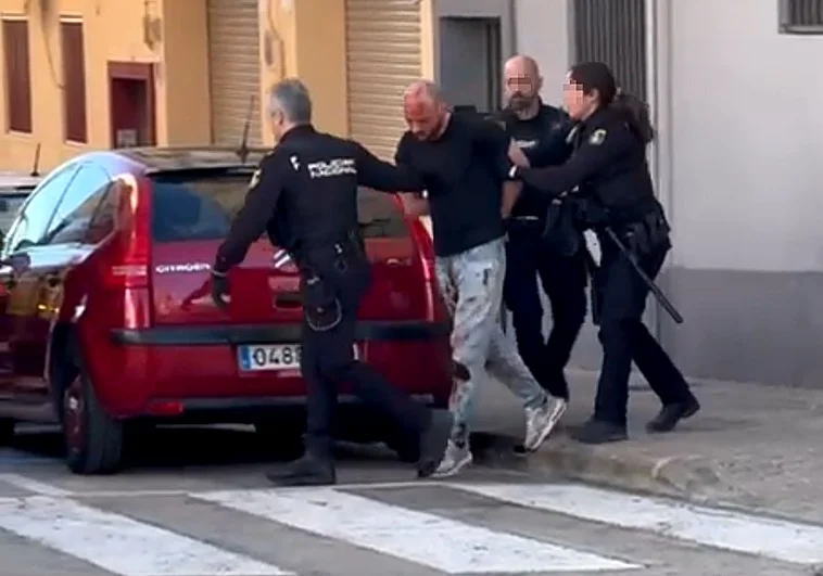 Detenido un hombre y sus padres por la muerte a cuchilladas de su vecino en Valencia