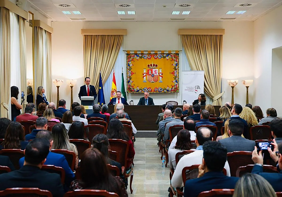 Gestores administrativos reciben sus placas para realizar trámites ante la DGT