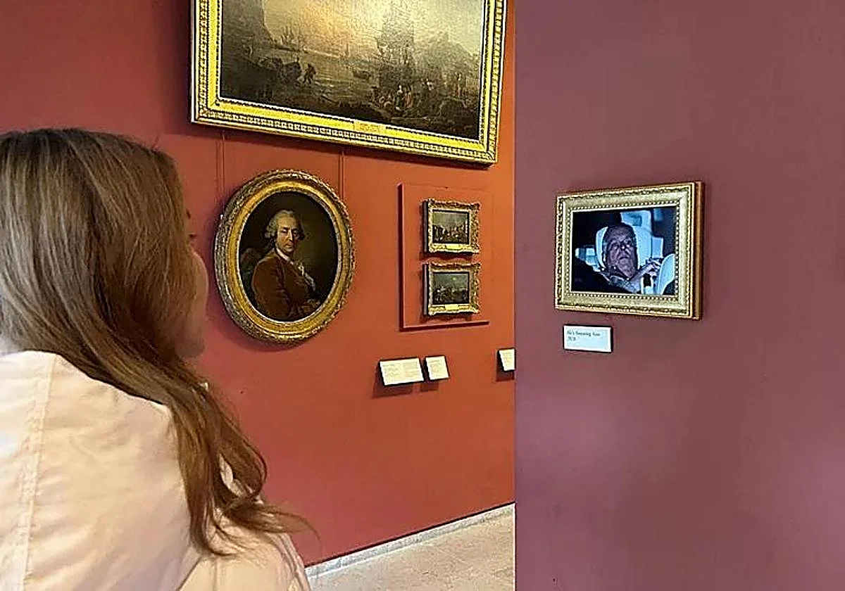 Activistas cuelgan en el Louvre la foto del expríncipe Andrés saliendo en coche el día de su detención