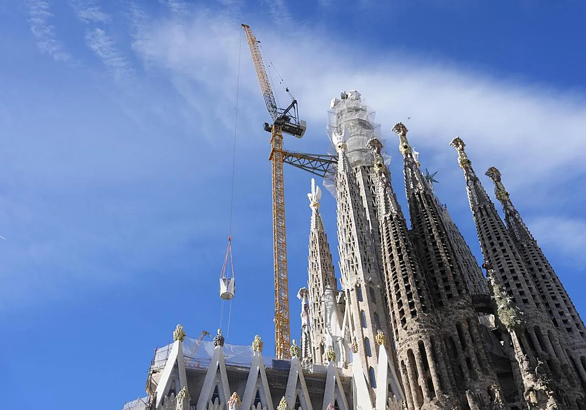 Cross completed on Sagrada Família's highest tower in Barcelona