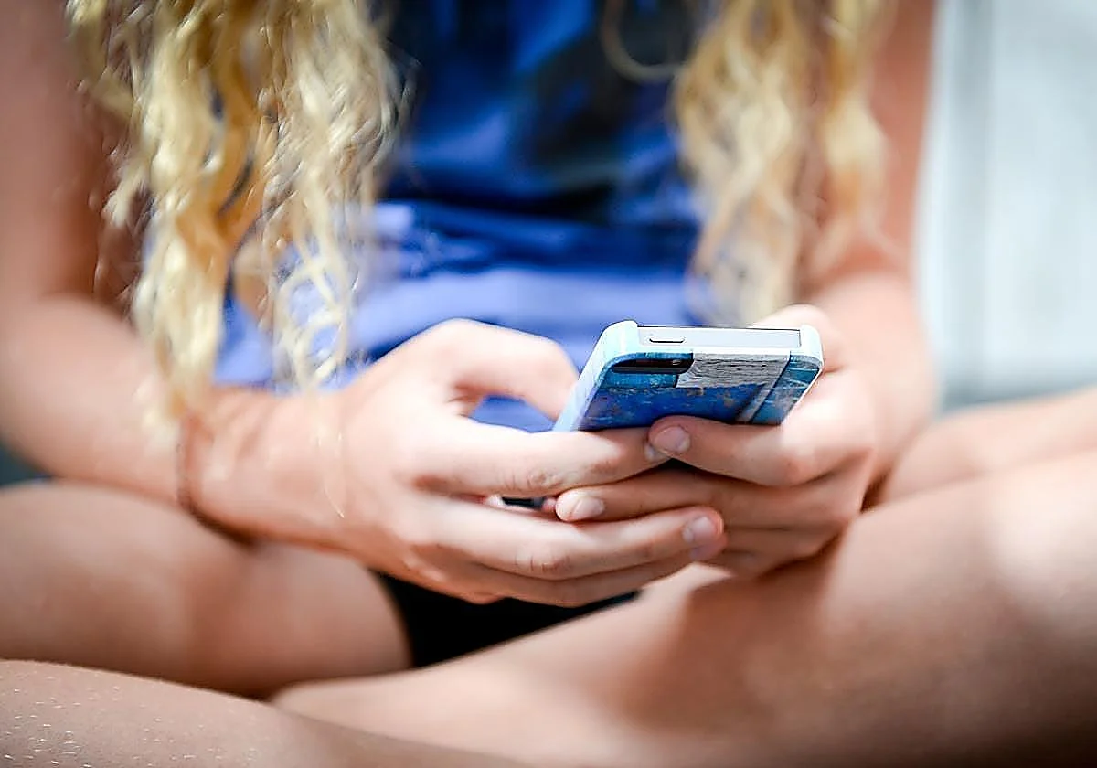 El Colegio de Médicos de Málaga apoya la prohibición de redes sociales a los menores de 16 años