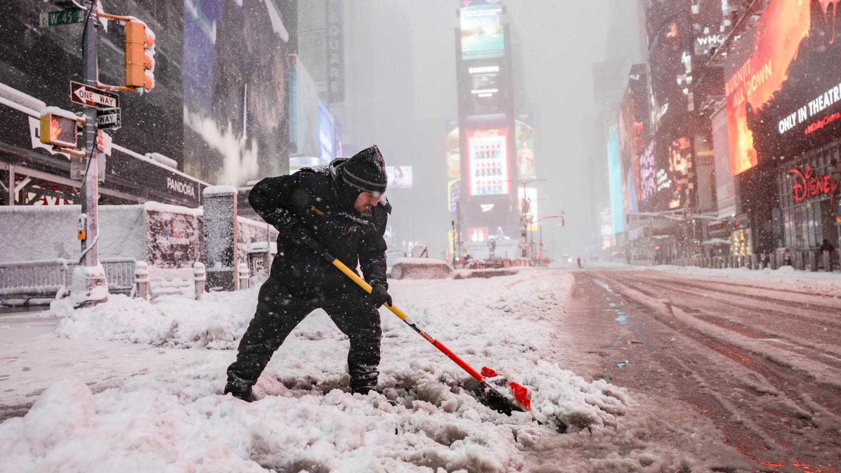 Una poderosa tormenta paraliza parte del noreste de EEUU con nevadas históricas desde Nueva York hasta Massachusetts