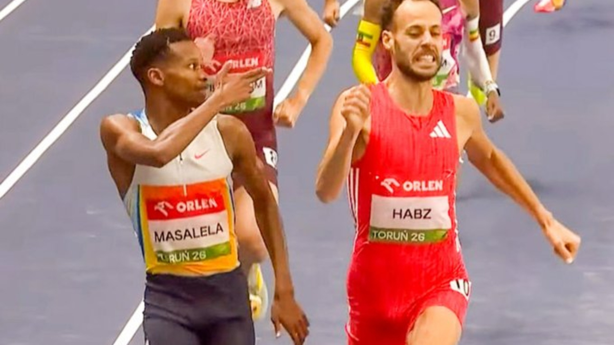 Descalifican a un atleta por gesticular un 'disparo' a su rival en línea de meta