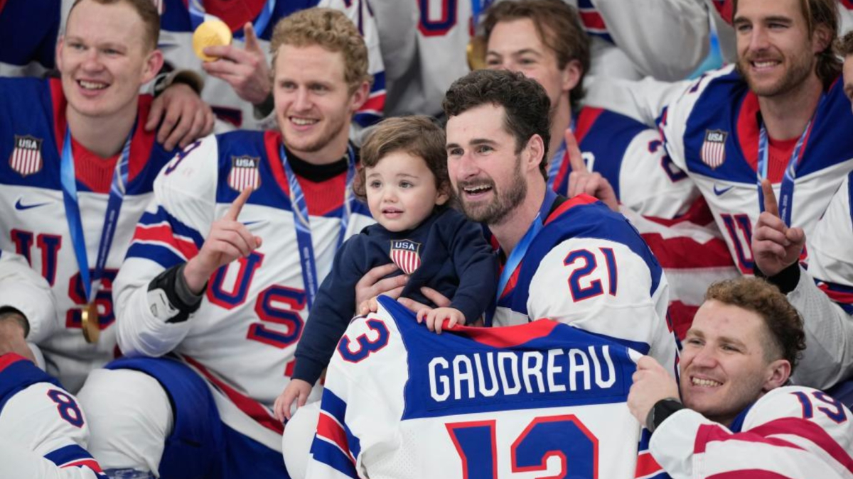 El homenaje más emotivo de EE.UU. a Gaudreau... con el oro y sus hijos en el hielo