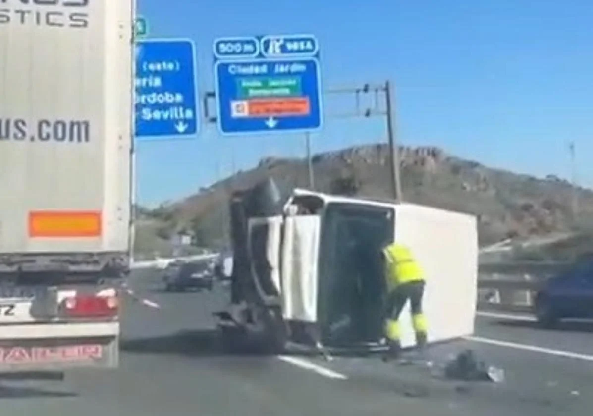 Un herido tras volcar una furgoneta en la hiperronda de Málaga por el reventón de una rueda