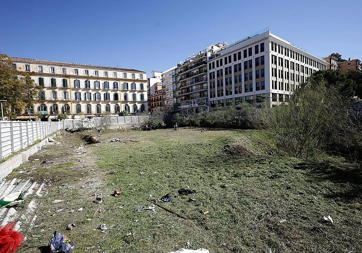 Málaga desbroza la 'selva' del Astoria a la espera del proyecto de la Fundación Unicaja