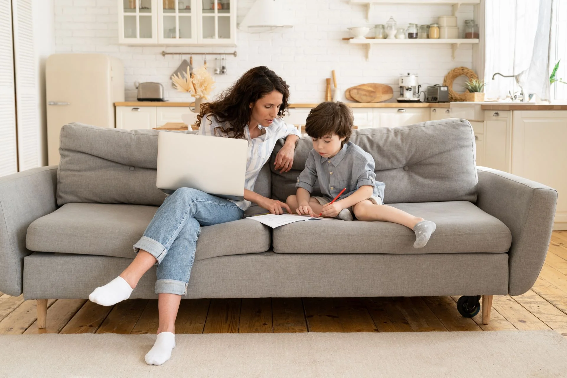 Ojo con el teletrabajo porque... aumenta la natalidad más que las ayudas para tener hijos
