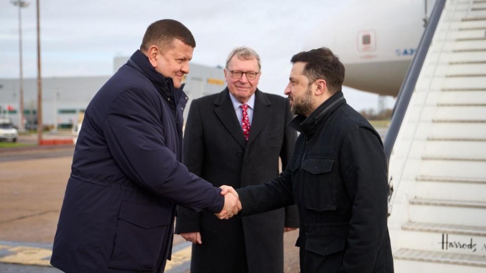 Zelenski afronta el quinto año de guerra en Ucrania con su popularidad en mínimos y su rival Zaluzhnyi en auge