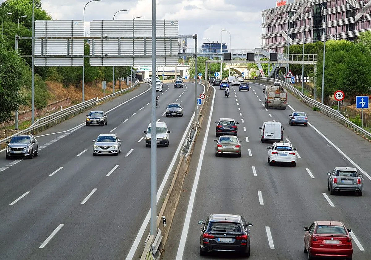 La DGT prepara el fin de la «barra libre» para los coches 'Cero Emisiones' en el VAO