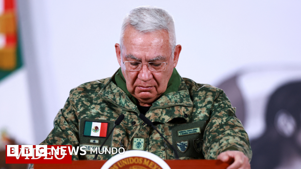 El momento en el que el secretario de Defensa de México se emociona al recordar a los 25 guardias nacionales caídos tras la operación contra "El Mencho"