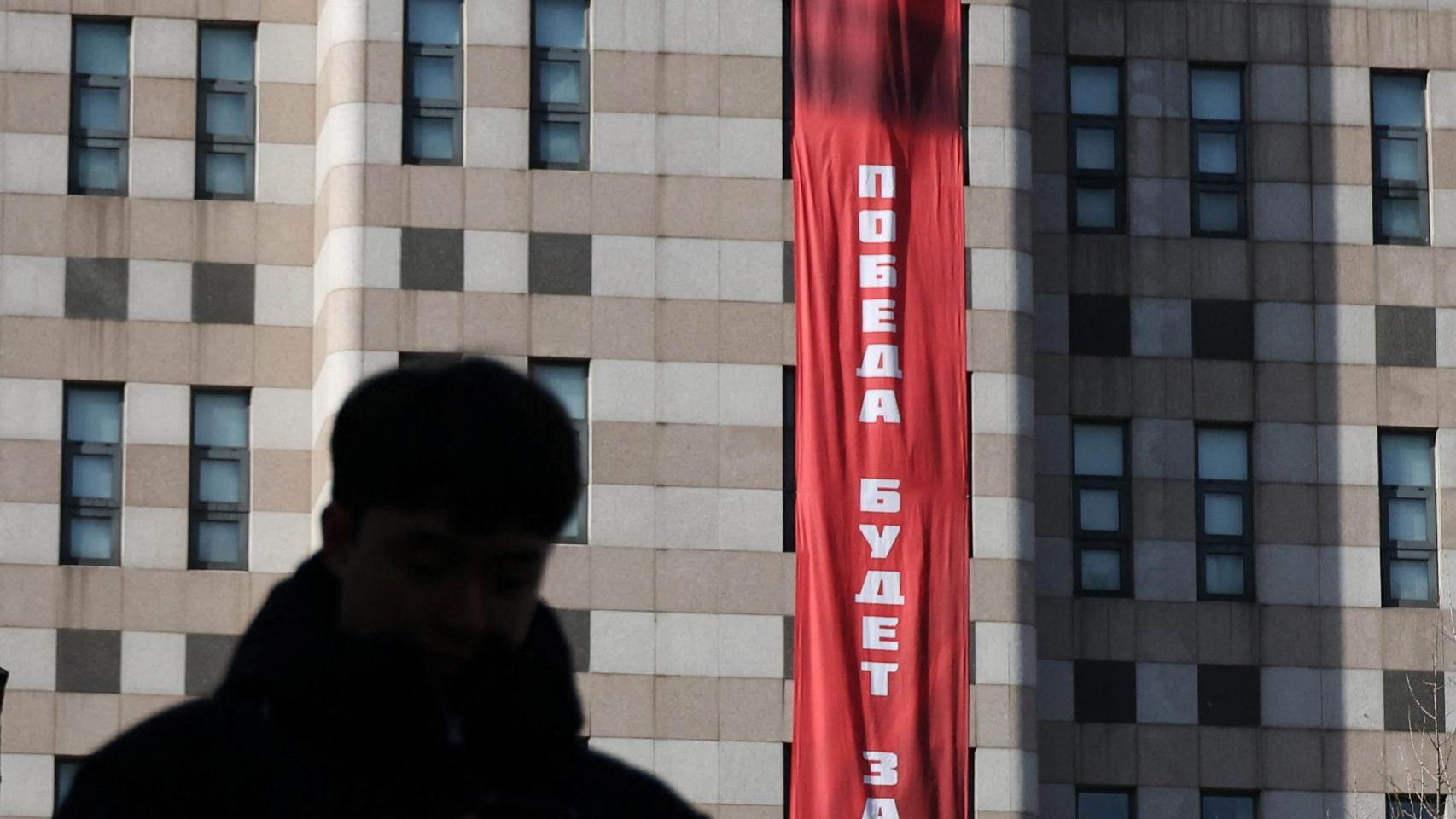 Choque entre Rusia y Corea del Sur debido a una pancarta en la Embajada rusa en Seúl bajo el lema "la victoria será nuestra"