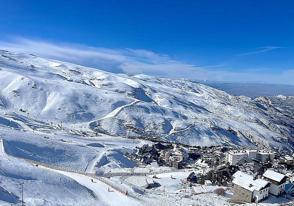 Sierra Nevada cortará el acceso a vehículos en el kilómetro 23 cuando los aparcamientos estén llenos