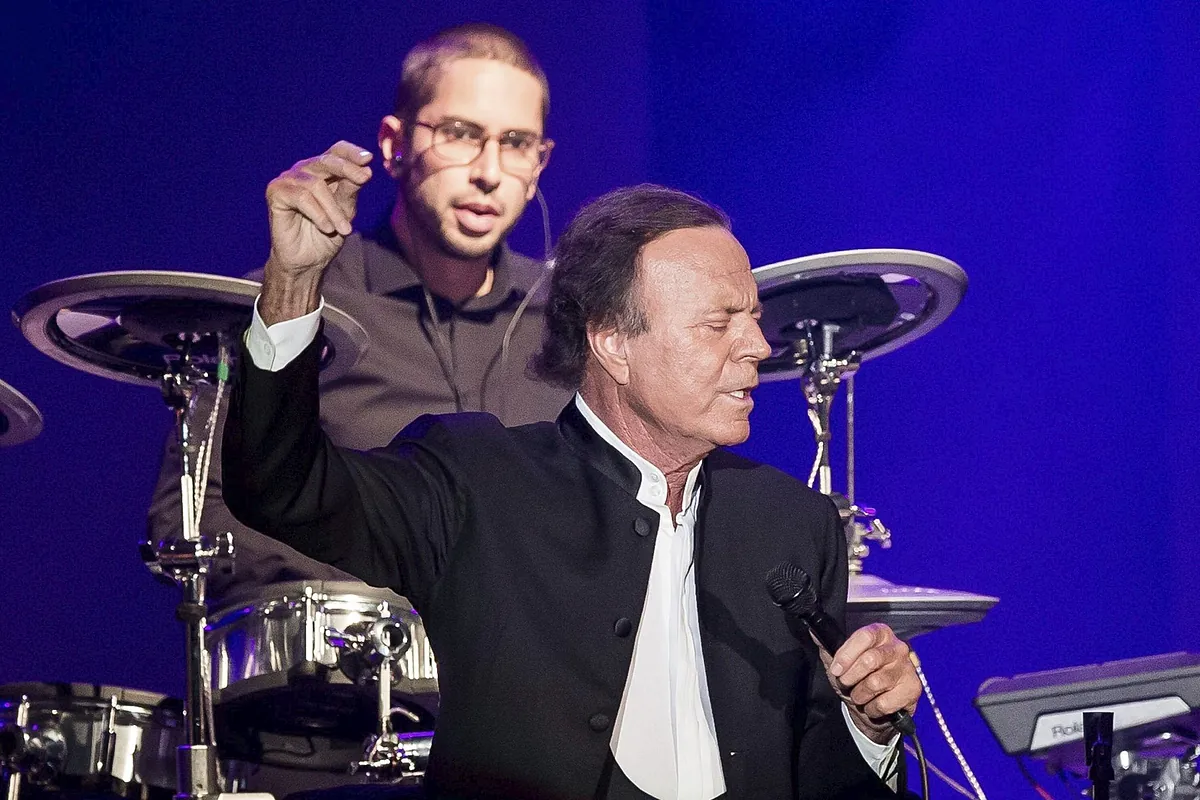 Julio Iglesias demanda a Yolanda Díaz por acusarle de "abusos sexuales" y "esclavitud" contra sus trabajadoras