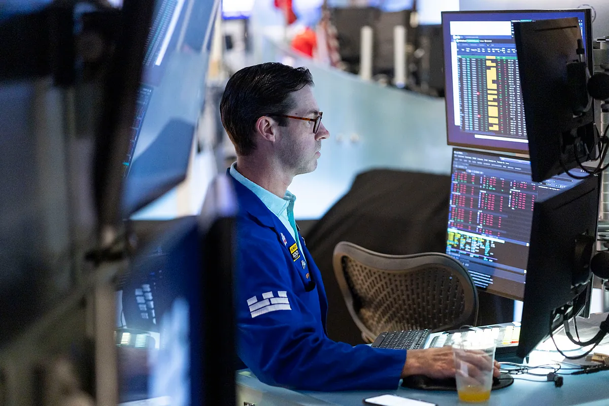 Los inversores buscan refugio ante la caída de la IA en acciones de empresas con activos tangibles