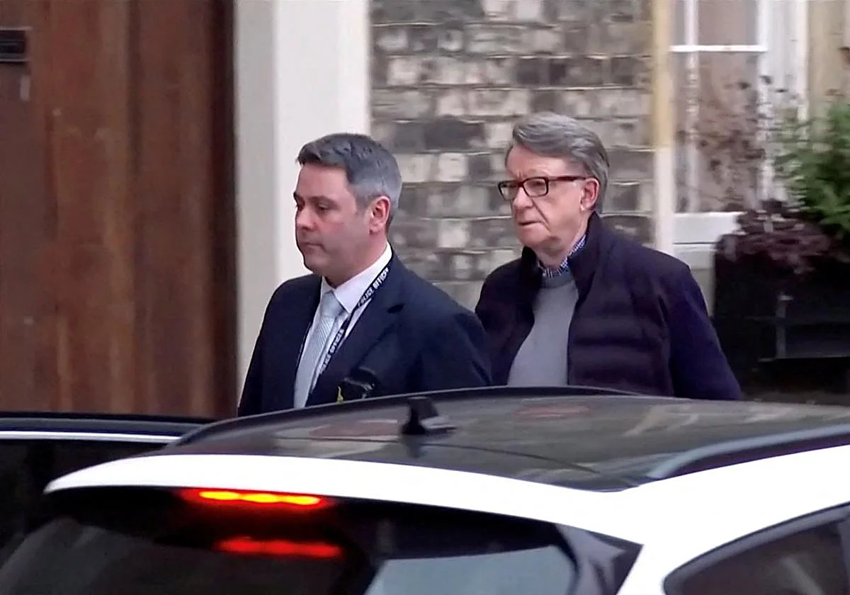 Liberan bajo fianza al exembajador británico detenido por sus vínculos con Epstein