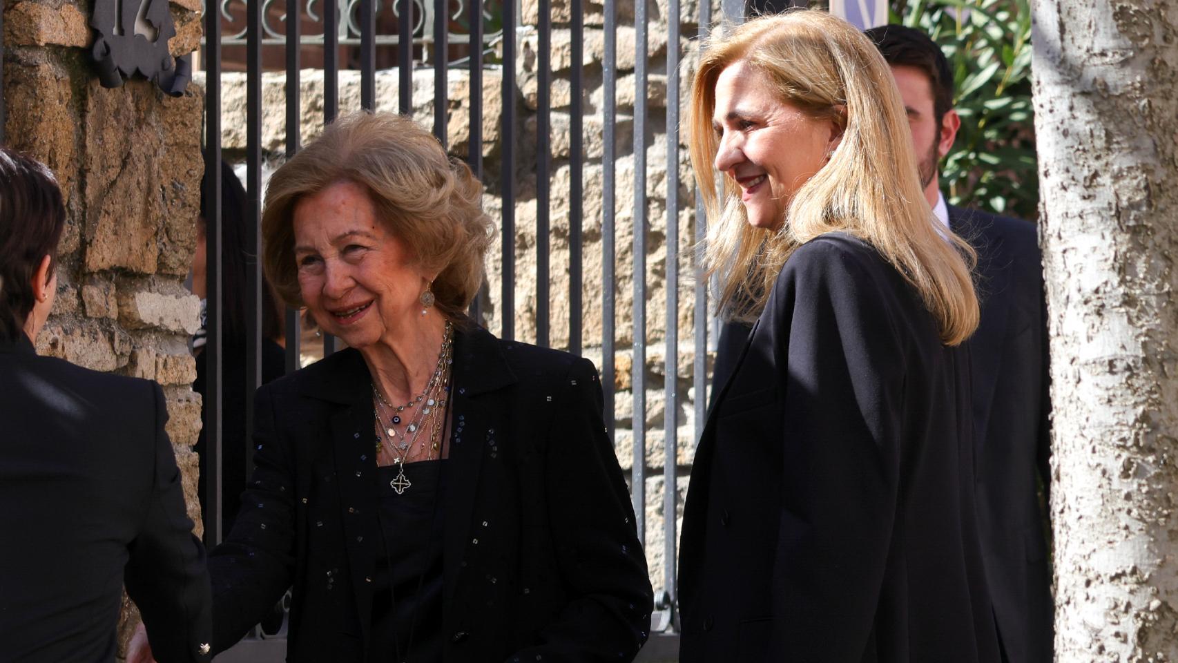 La reina Sofía, arropada por las infantas Elena y Cristina, asiste a una misa en recuerdo de su hermana pequeña