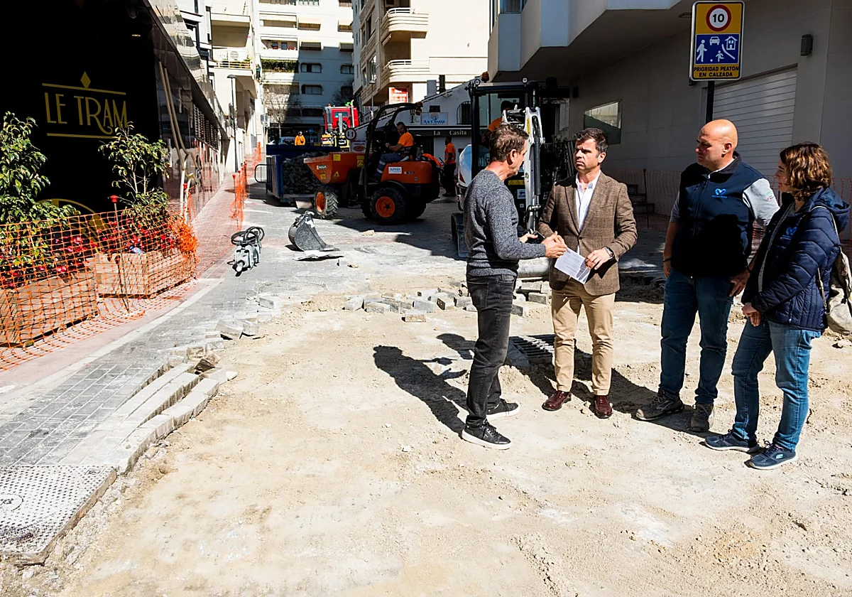 Marbella renueva el pavimento de la calle Padre José Vera con una solución más resistente con el fin de mantener su estética tradicional