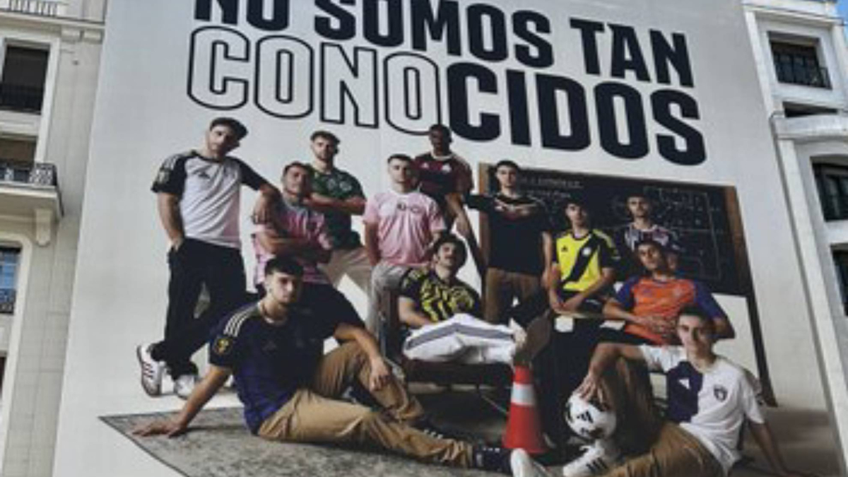 Piqué pone una provocativa pancarta en la Gran Vía de Madrid: "No somos tan cono-cidos..."