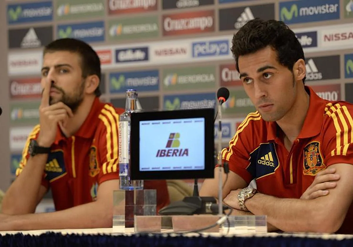 Gerard Piqué se acuerda del 'conocido' Arbeloa con una lona gigante
