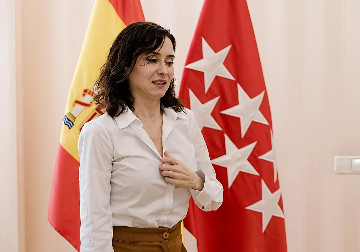 Ayuso sale en defensa del alcalde de Móstoles, al que ve «completamente indefenso»