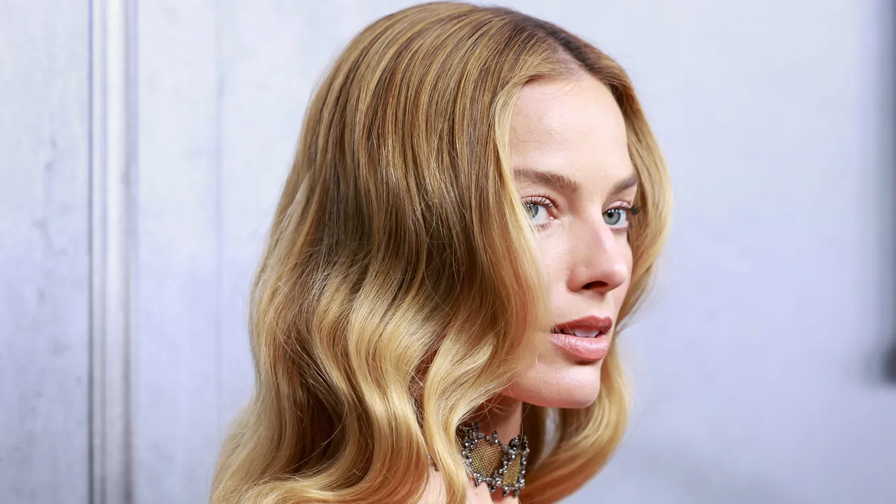 Qué es la "iPhone face" y por qué está arruinando las películas de época