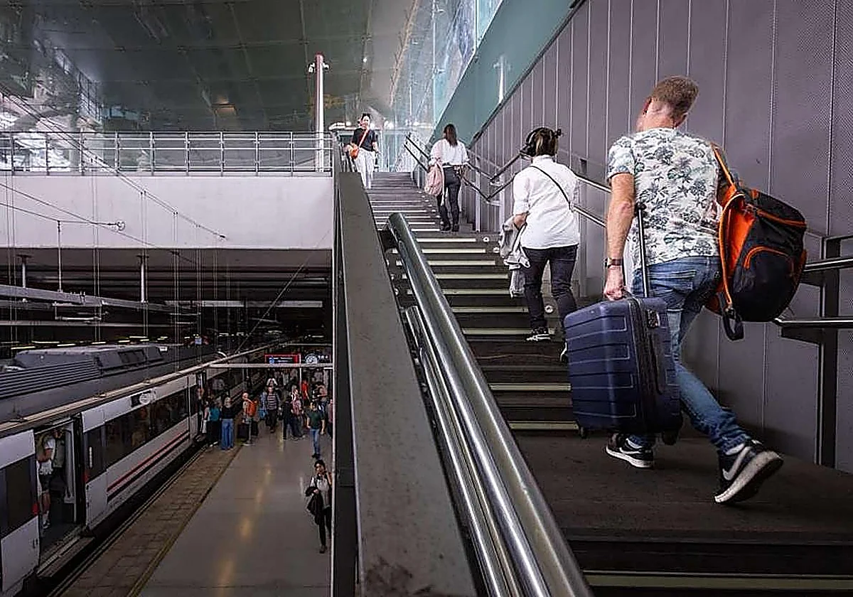Las cuatro escaleras mecánicas del Cercanías en el aeropuerto vuelven a abrir un año después