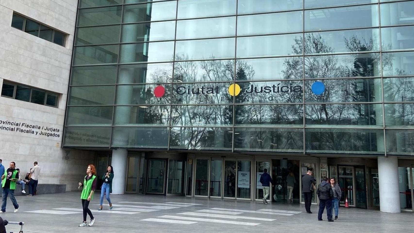 El juzgado decreta prisión para los padres y el hijo detenidos por la muerte a cuchilladas de su vecino en Benimàmet