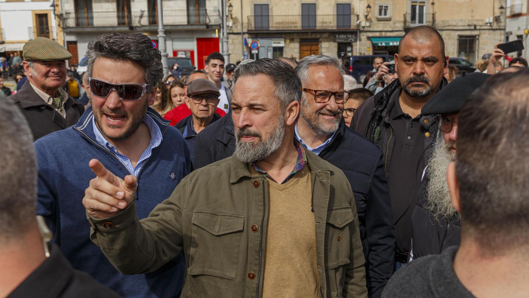 Abascal acusa a Aznar de "dinamitar" las negociaciones entre PP y Vox: "Le dice a Feijóo cómo hacer las cosas"