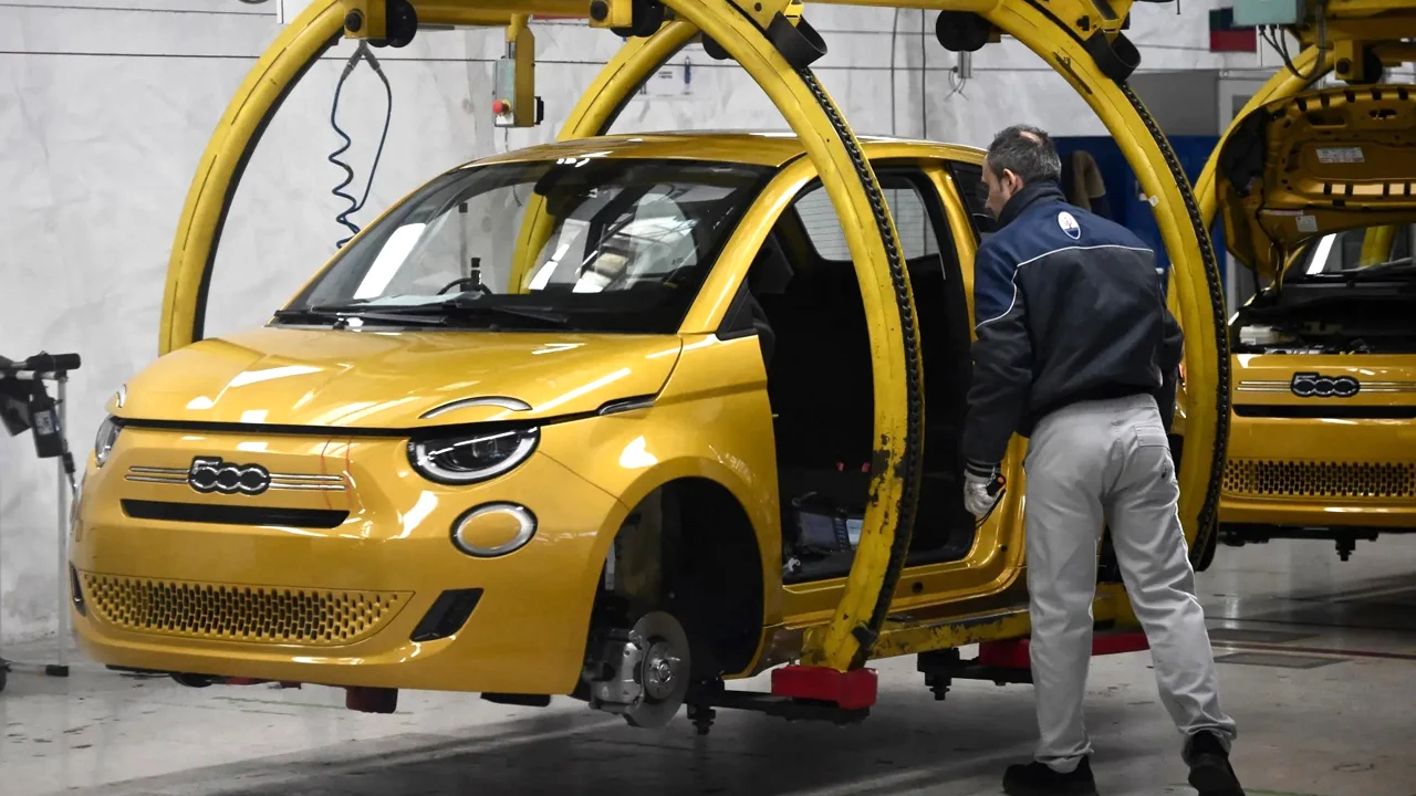 El FIAT 500 híbrido funciona… y Stellantis ahora quiere que no se dispare