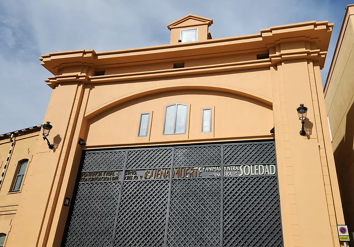 La Congregación de Mena mejora la fachada y la puerta de su casa hermandad junto a la iglesia de Santo Domingo