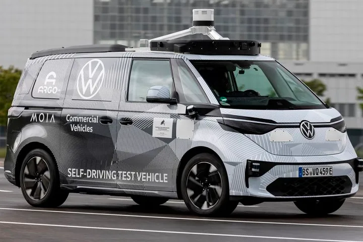 VW impulsa el lanzamiento de taxis robotizados para competir con Waymo y Tesla