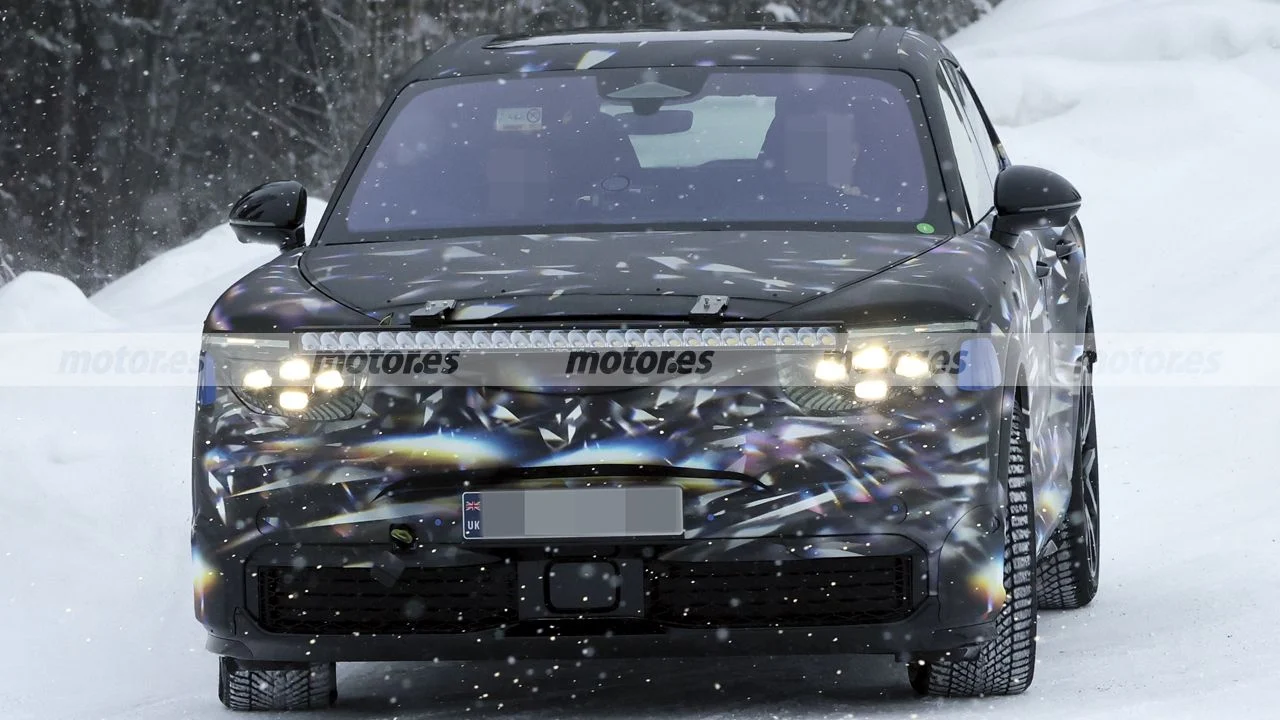 El primer SUV "compacto" eléctrico de Bentley se viene arriba en estas fotos espía sobre nieve