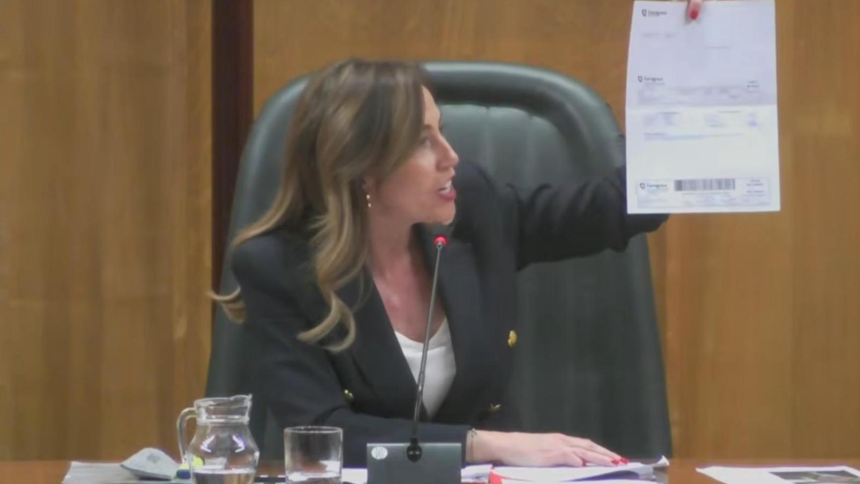 La alcaldesa de Zaragoza paga 100 euros de multa por no llevar cinturón en un vídeo de Youtube