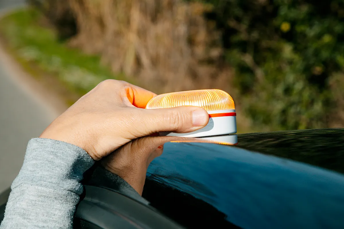 Bruselas da luz verde a la baliza V16: "España es un campeón de la seguridad vial"
