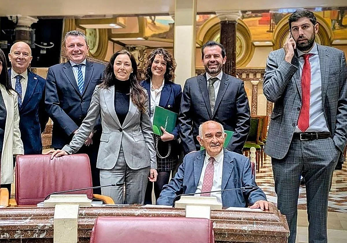 La dimisión en bloque de toda la dirección regional de Vox acaba con el liderazgo de Antelo