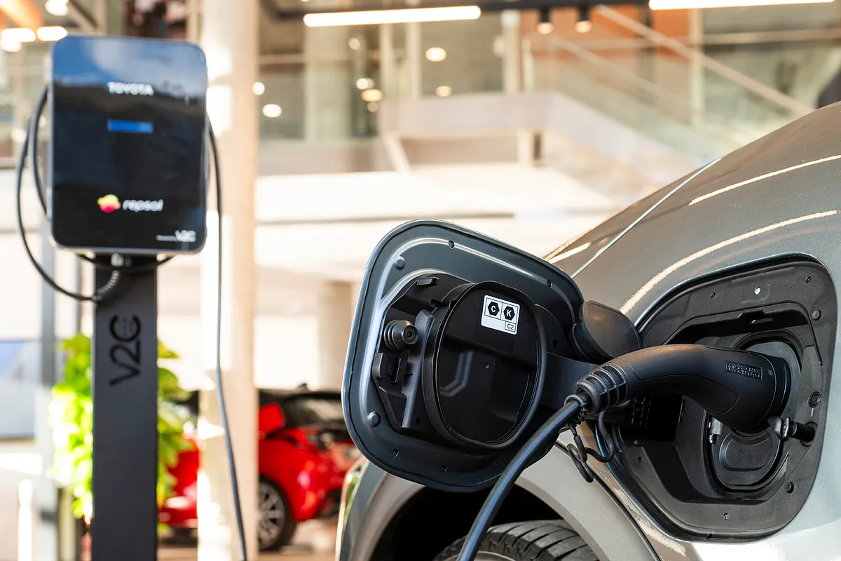 Los eléctricos duplican en un año su peso en el parque móvil