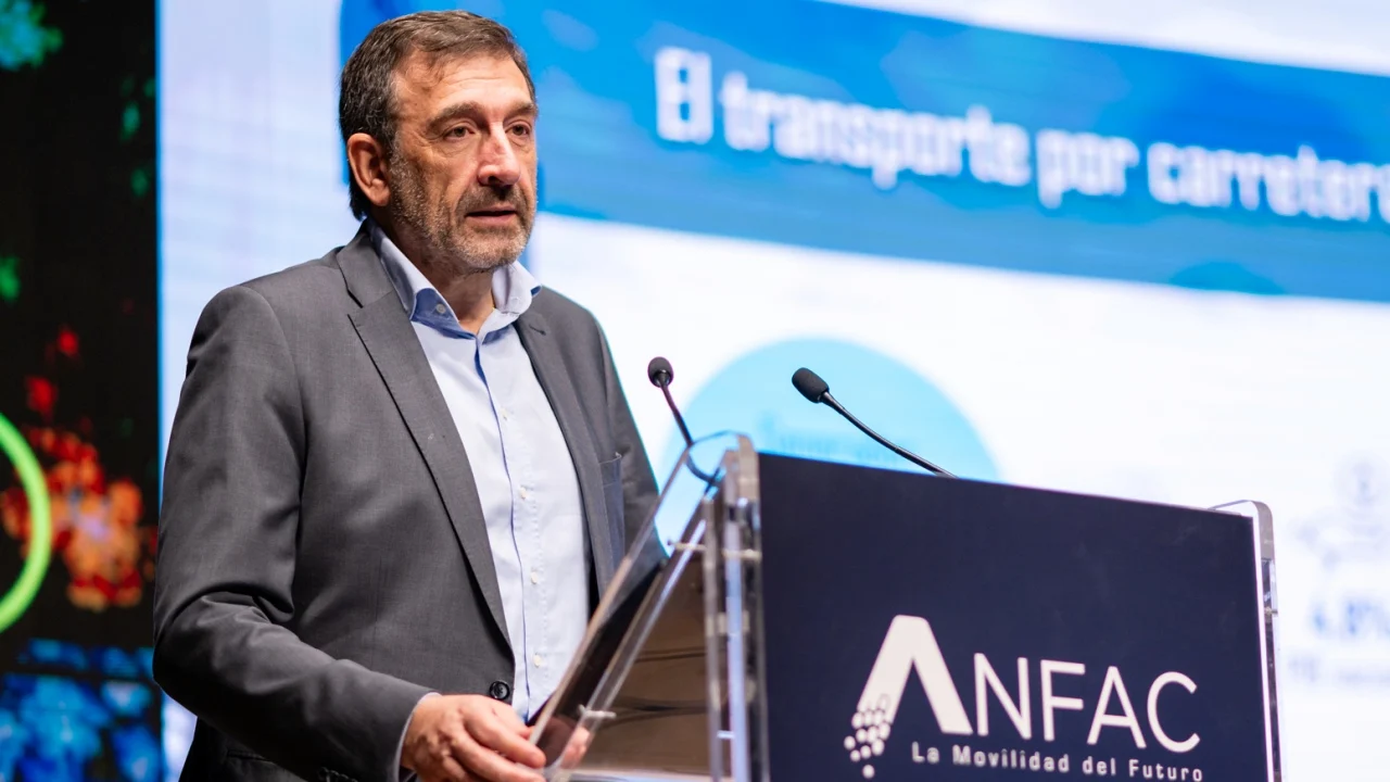 El director general de ANFAC retrata las carreteras en España: "Casi un tercio de nuestros vehículos superan los 20 años de antigüedad"