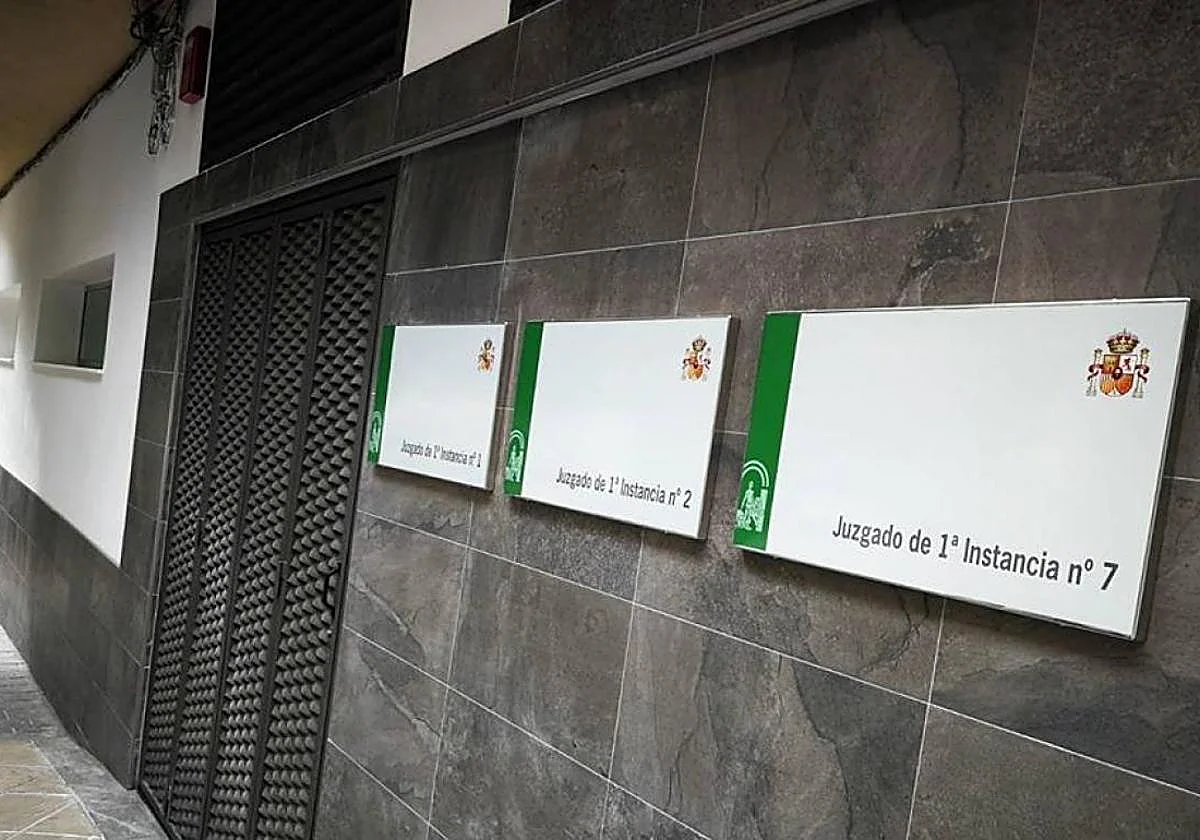 Un hombre acaba en el psiquiátrico tras tirar un bote de cristal con lejía desde su vivienda y golpear a un niño de dos años