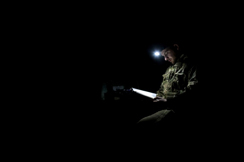 Rusia ha descubierto un arma que asusta casi tanto como sus ataques kamikaze: apagar los móviles cuando llega la noche